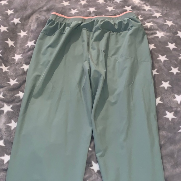 Fabletics green with pink trim on top Womems size large with back pocket - Picture 7 of 10